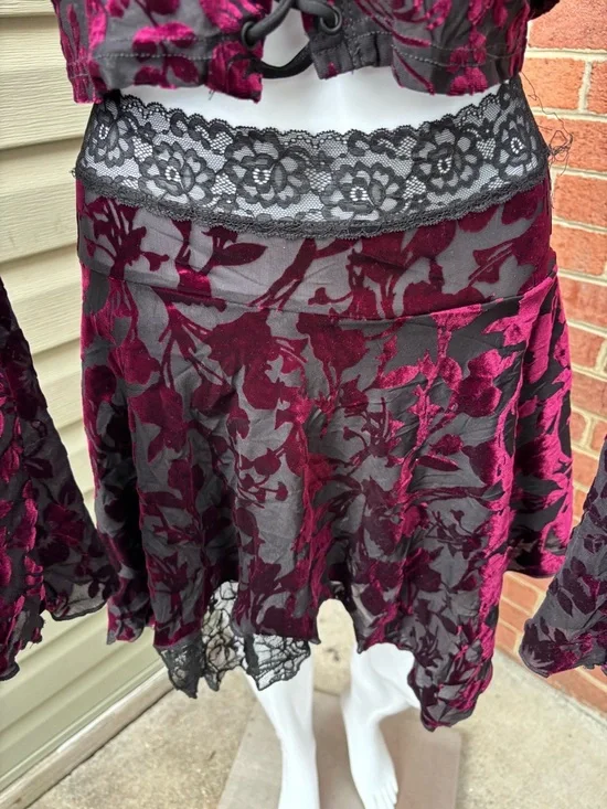 DOLLS KILL WIDOW RED BLACK LACE UP BELL SLEEVE TWO PIECE SKIRT SET SIZE XXL - Picture 6 of 7